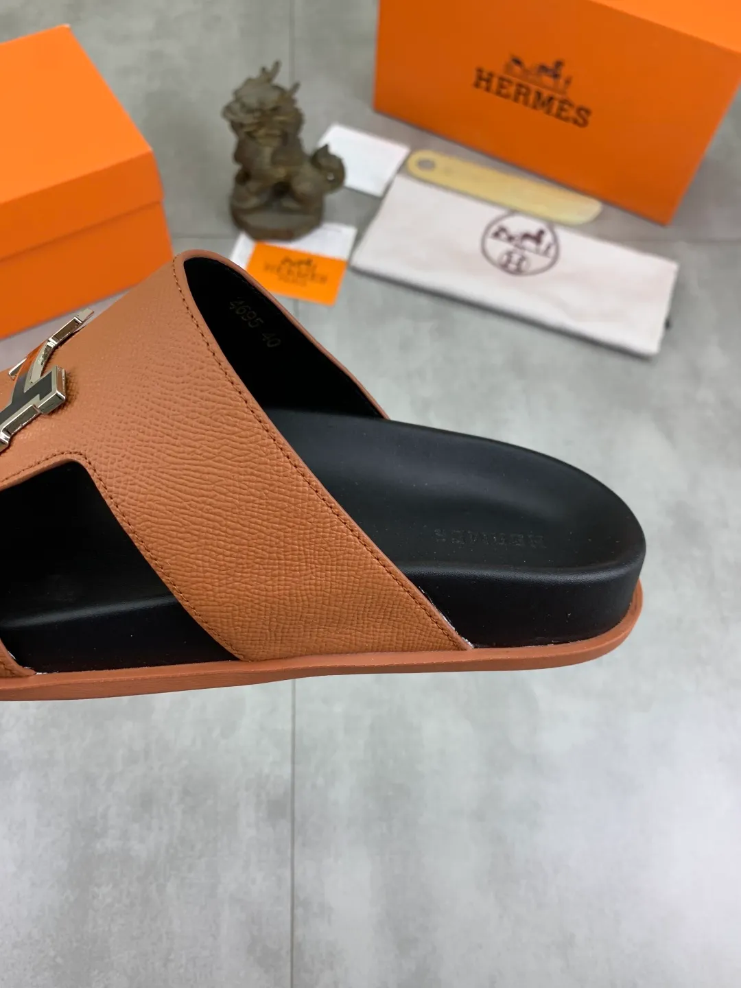 Men's shoes 💰P440 New [HERMES] high-end quality new Hermès slippers, made of imported calfskin, wear-resistant and non-slip rubber outsole. Fashionable and elegant code number: 39-44 (38 45 46 customized)